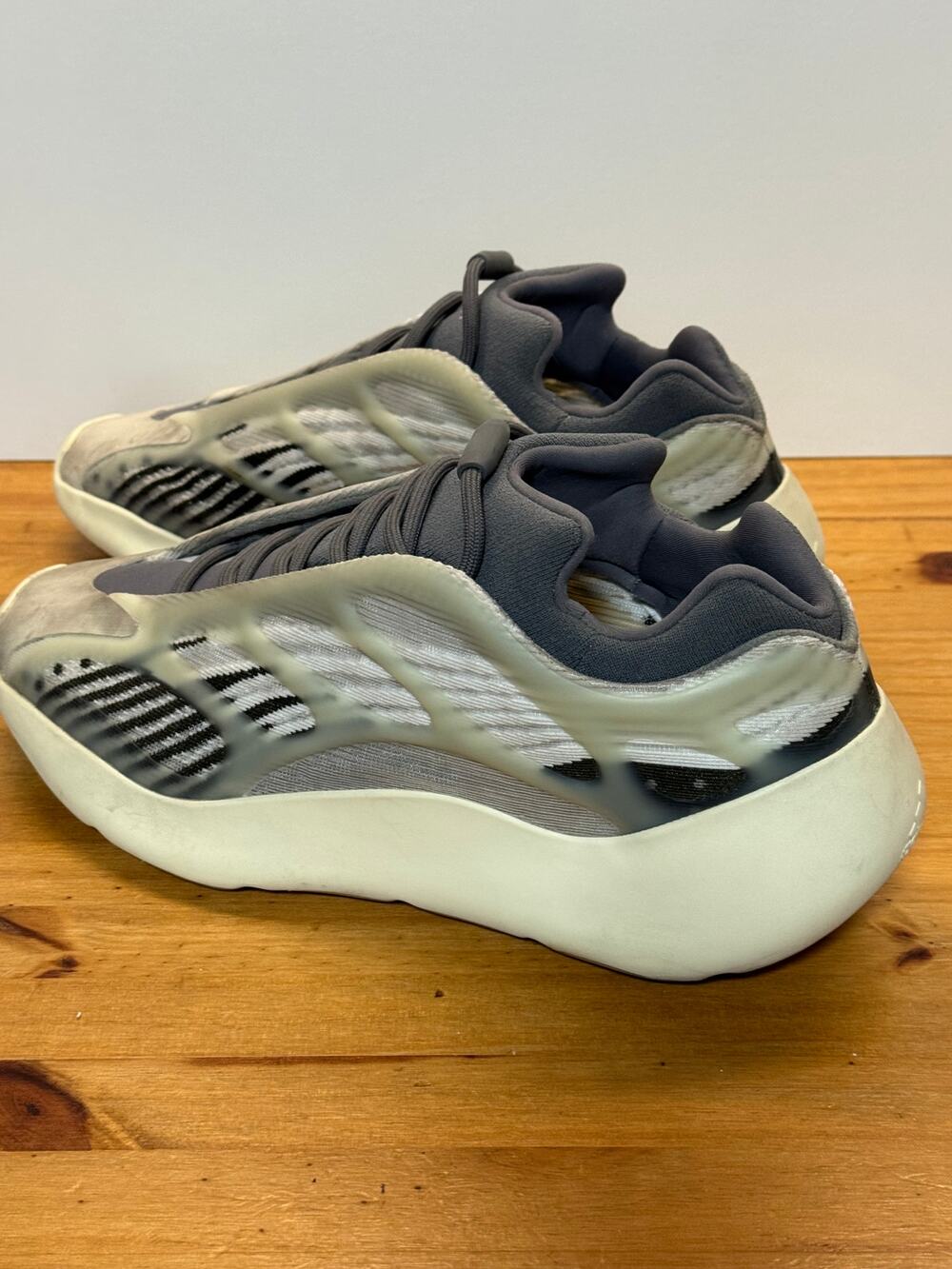 Adidas Yeezy 700 V3 Fade Carbon Men’s Size 10.5 GW1814 Sneakers